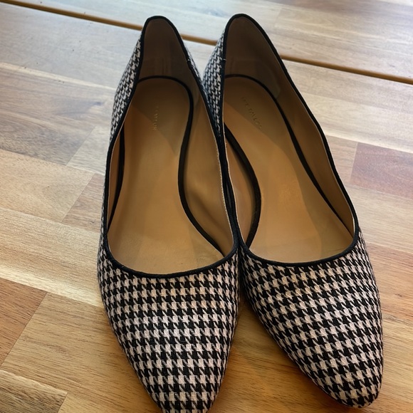Ann Taylor black and white houndstooth pumps with gold heel - Picture 2 of 4
